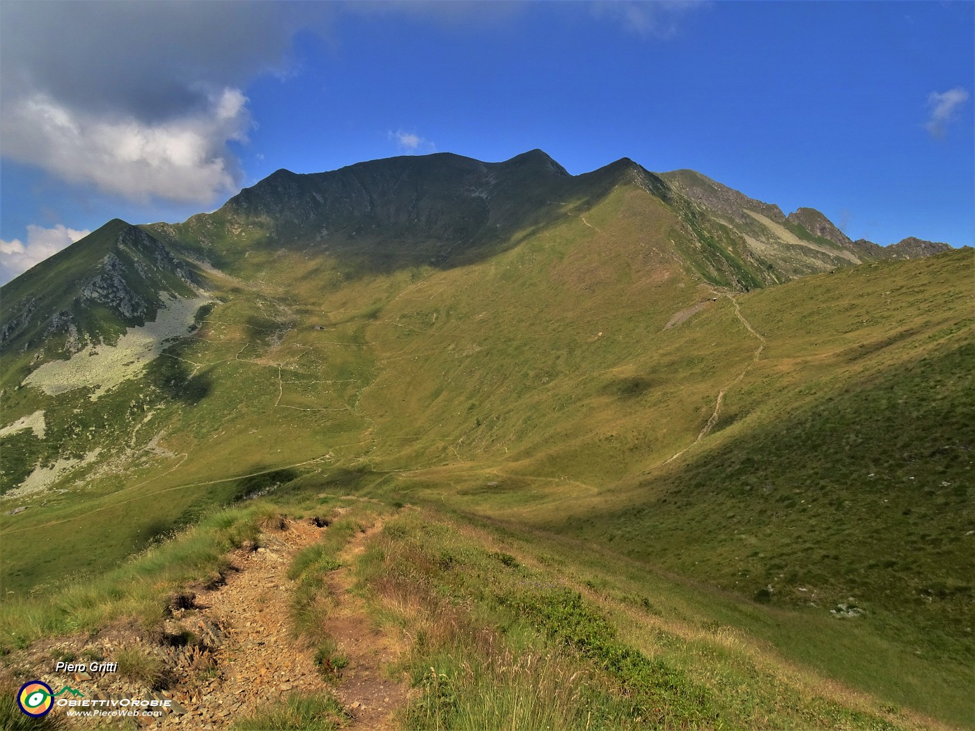 17 Sguardo alle spalle al Passo di Tartano e Cima Lemma che saliremo il pomeriggio.JPG